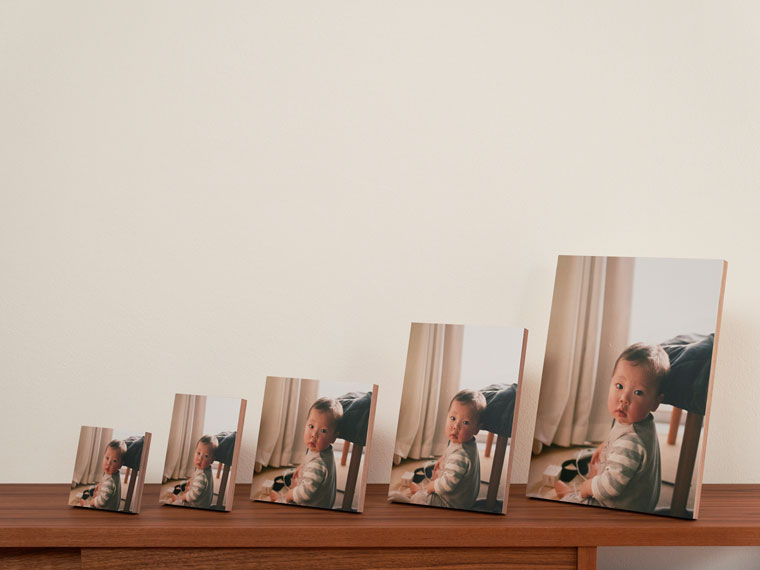 ＜ウォールナット 厚さ：18mm＞ パネル側面のオイル仕上げした天然⽊ウォールナットは、上質で存在感があります。