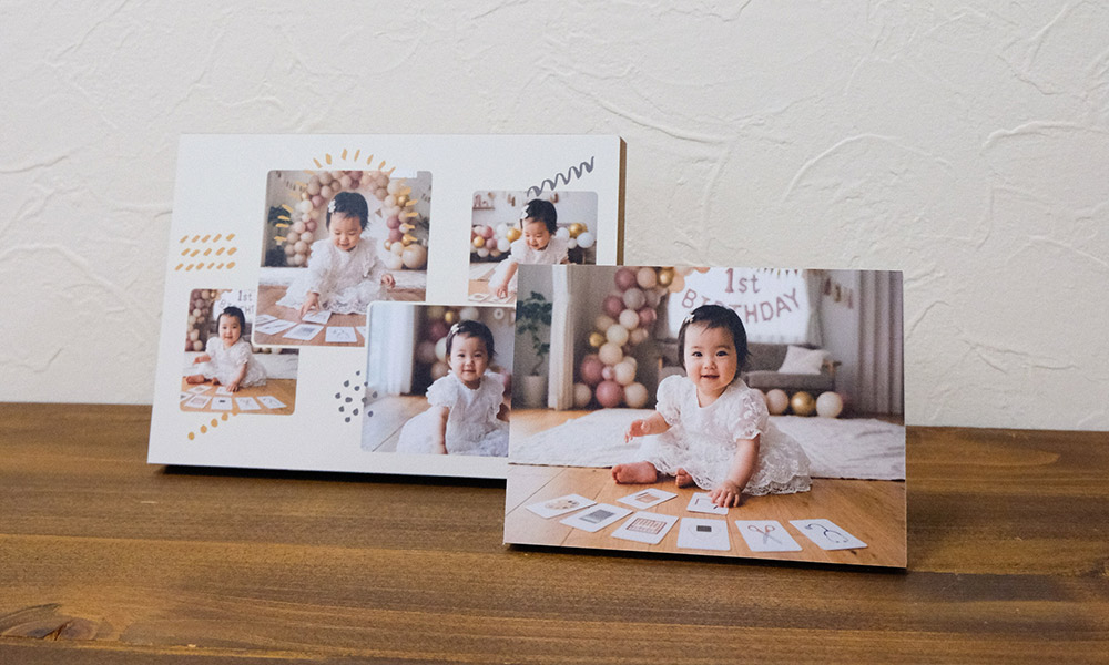 選び取りカードをしている赤ちゃんの写真で作ったPDAYDECOR（写真パネル）2Lサイズ
